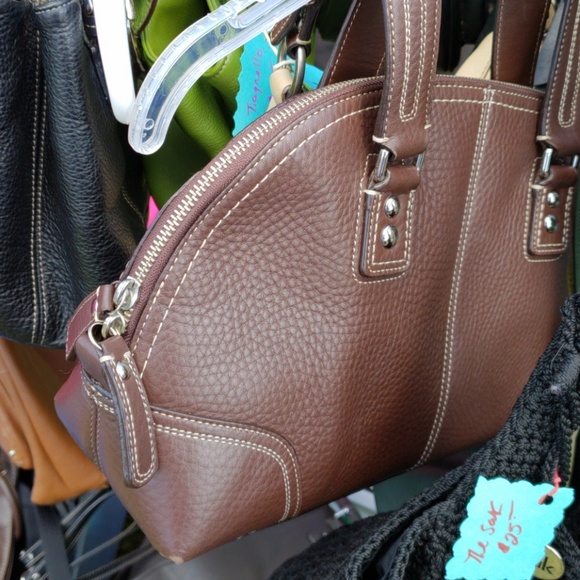 Lots of purses - Picture 6 of 6